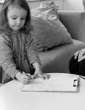 Детская консультация: ребёнок рисует под наблюдением терапевта в безопасной обстановке