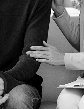 Семейная консультация: партнёры обсуждают эмоции и поддержку в терапевтической обстановке